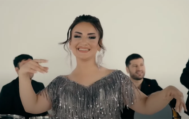 Müğənniyə medal verilməsi gündəm yaratdı - "Necə aldığını açıqlamır"