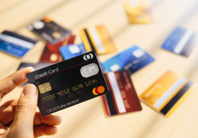 Bankların yeni işbazlığı: "Camaata məcburi kredit kartı verilir" - VİDEO