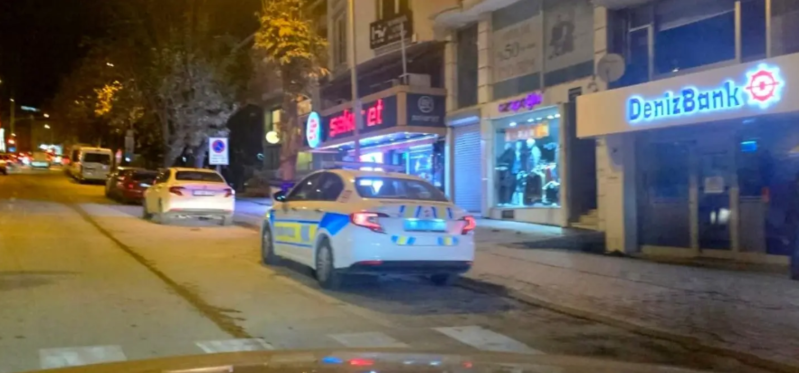 Ayağına sancılan bıçağı çıxarıb, qarşısındakı şəxsi ağır yaraladı