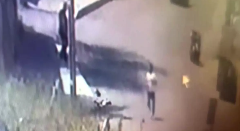 Arvadının ona xəyanət etdiyi kişini küçədə bıçaqladı