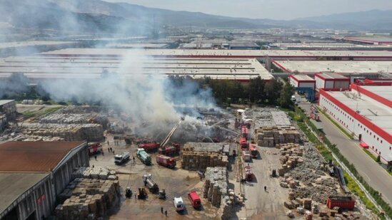 Manisada kağız fabrikində yanğın oldu