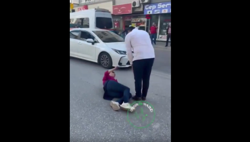 Bir qadın günü-gündən artan yaşayış xərclərinə etiraz olaraq maşın yolunun ortasına uzanıb - VİDEO