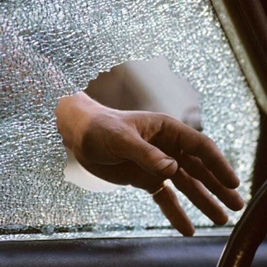 "BMW"dən küllü miqdarda pul oğurlandı