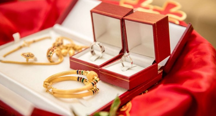 Kişi toyda qadına hədiyyə edilən qızılları boşandıqdan sonra geri tələb edə bilərmi? - AÇIQLAMA
