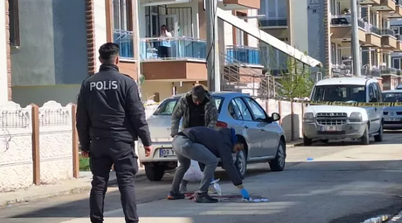 Boşanmaq istəyən arvadını küçənin ortasında öldürdü