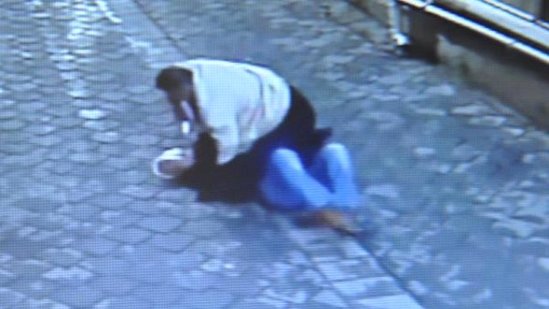 Ata qızının başını görün nəyin üstündə kəsdi