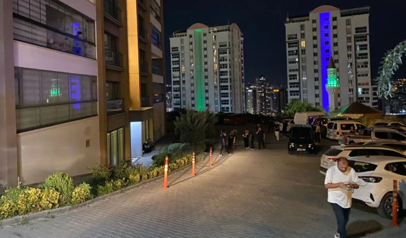 Qadın boşanma ərəfəsindəki həyat yoldaşı tərəfindən uşaqlarının gözü önündə qətlə yetirildi - VİDEO