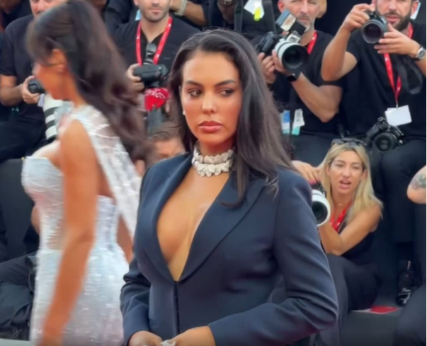 Ronaldonun həyat yoldaşını çəkən fotoqraflardan böyük ayıb! - VİDEO