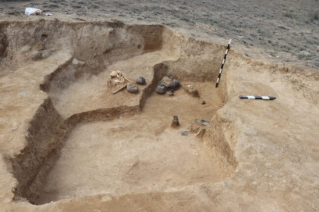 Bu qəbirlərdə ölülər qoşa dəfn olunub