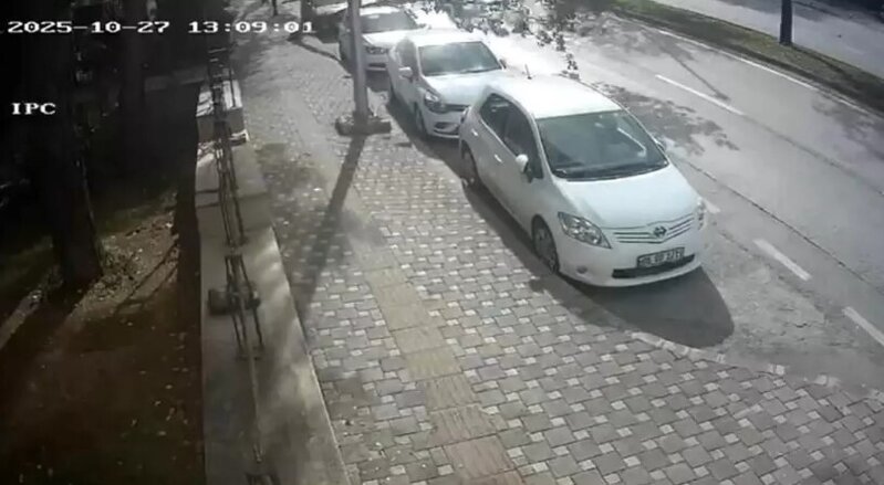 Bursada fırtına ağacları aşırdı, damları uçurdu