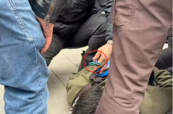 Çantasından qayçı çıxan qadının polisə cavabı hər kəsi ŞOK ETDİ: "Burun tüklərimi kəsirəm" - VIDEO