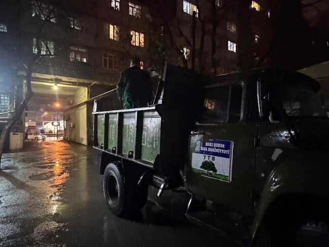 Bakıda intensiv yağışlar fəsadlar törətdi: qurumlar gücləndirilmiş rejimdə işləyir