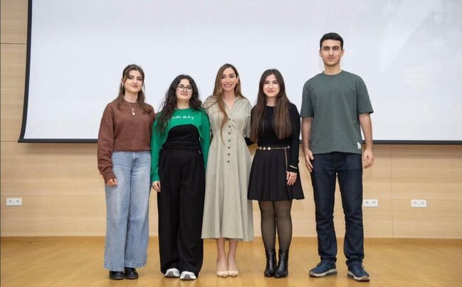 Arzu Əliyeva Bakı Ali Neft Məktəbində - Fotolar