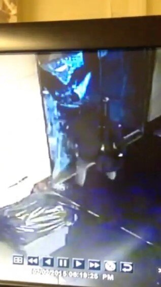 Başına şüşə qapı düşən qadın aldığı təzminatla milyoner oldu - FOTO+VİDEO