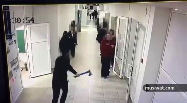 Məktəbdə DƏHŞƏT: 15 yaşlı şagird yoldaşlarını BALTALADI - VİDEO