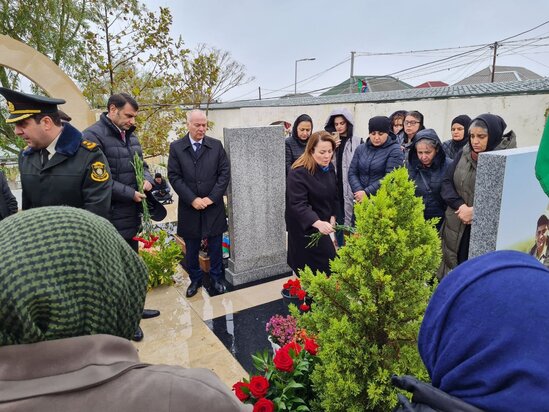 Cəsur Döyüşçünün dəfnindən 2 il keçir (FOTO)