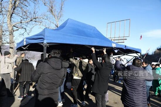 Azərbaycanlı etirazçıların qarşısına çıxan sülhməramlıların polkovniki sərxoş imiş - YENİLƏNİB + VİDEO