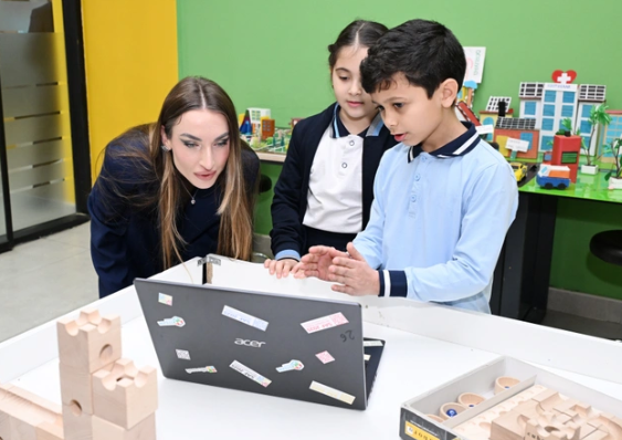 Leyla Əliyeva və Alyona Əliyeva Gəncədə STEAM mərkəzində və 37 nömrəli tam orta məktəbdə olublar