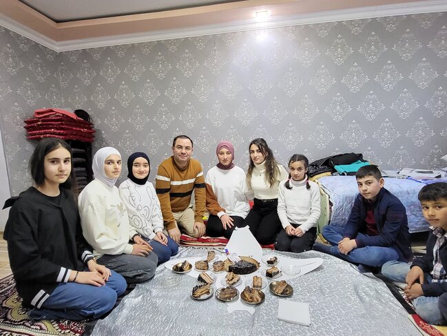 Üç uşaq anası 31 yaşında attestat aldı - Qızı ilə sinif yoldaşı olub