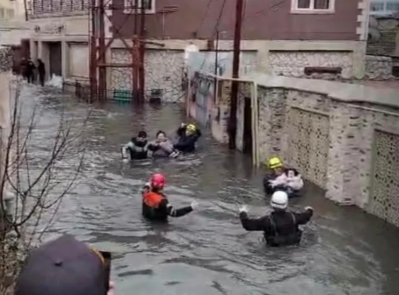 Keşlədə normadan artıq yağıntı: Vətəndaşlar təxliyə edilirlər - FOTO - VİDEO