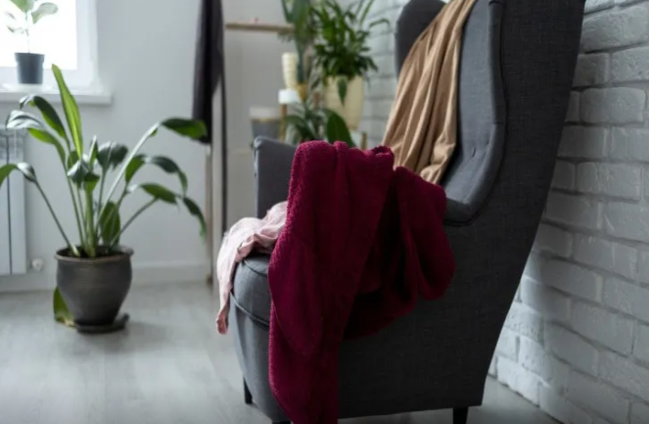 Yoxsulluq gətirən əlamətlər - Paltarınızı bu 4 yerə qoymayın