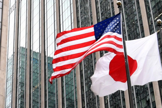 Yaponiyanın yeni baş naziri Trampla əlaqələrin gücləndirilməsini müzakirə edib