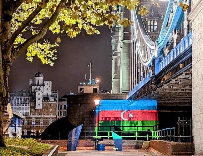 Britaniyada binalar bayrağımızın rənglərinə boyandı - Fotolar