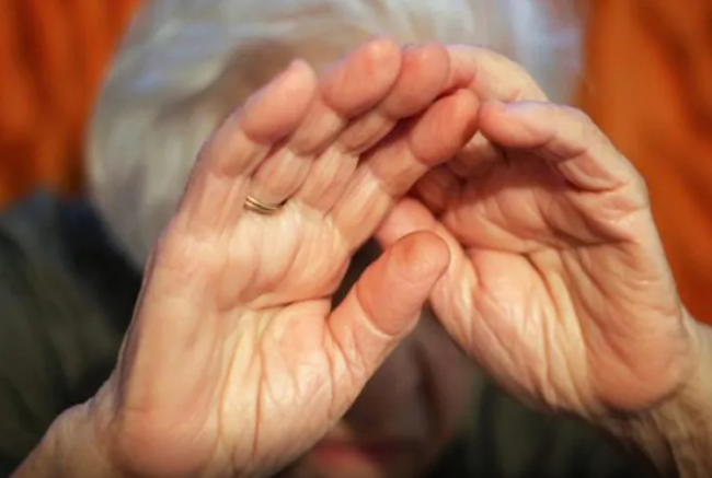 Nəvə kommunal borclara görə nənəsini öldürdü