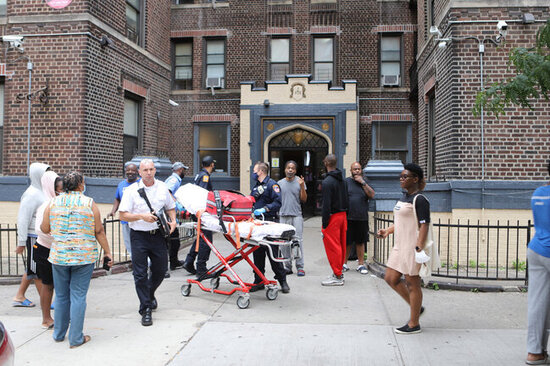 Ana soyunub körpə qızını və 2 yaşlı oğlunu, daha sonra özünü pəncərədən ATDI - FOTO-VİDEO