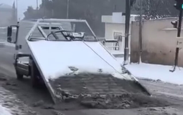 Bakıda yolu qardan bu üsulla təmizlədi - Video