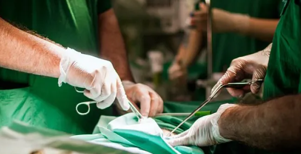 35 il mədəsində udduğu alışqanla gəzdi