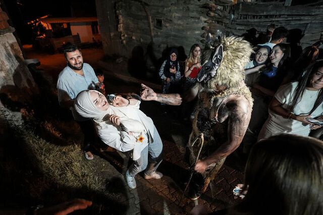 "Halloween" deyil, türk ADƏTİDİR: Kəsilən qurbanların qalıqları ilə KOSTYUM TİKİRLƏR - FOTO+VİDEO