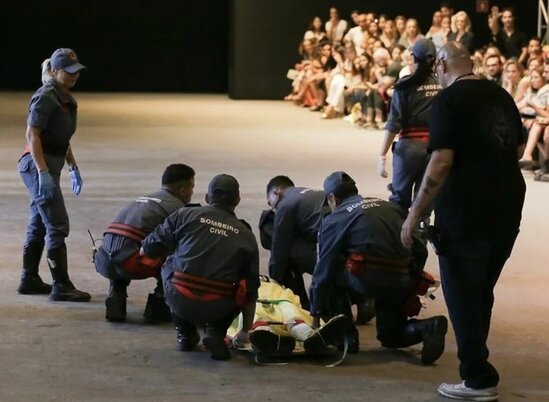 Gənc model səhnədə ÖLDÜ - FOTO