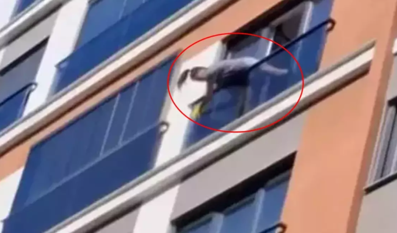 Məşhur müğənninin pəncərə sildiyi anlar izləyənləri qorxuya saldı - VİDEO