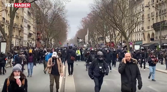 Parisdə pensiya islahatlarına qarşı etirazlar- VİDEO