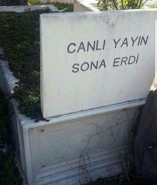 Məzar daşına yazılan sözlər təəccübləndirdi: Canlı yayım… - FOTO