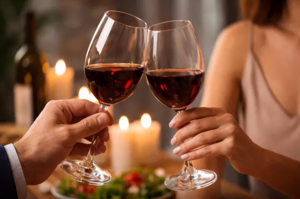 Bir qədəh şərab kimə faydalıdır - Kişilərə, yoxsa qadınlara?