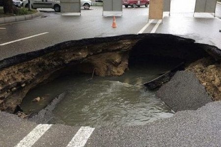 Bakıda yolları çökdürən "kabus" - yeraltı çay, yoxsa dağılmış kanalizasiya...