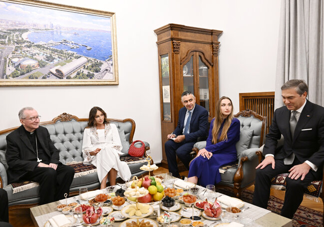 Mehriban Əliyeva səfirliyin inzibati ofisinin açılışında - Fotolar