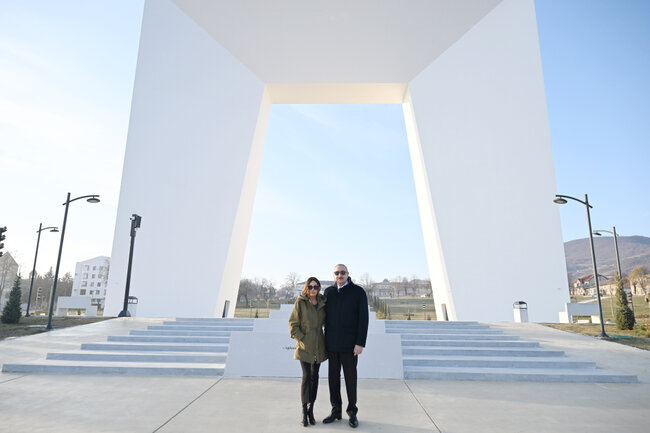 Prezidentlə xanımı Xankəndidə Zəfər parkının açılışında - Fotolar - Yenilənib