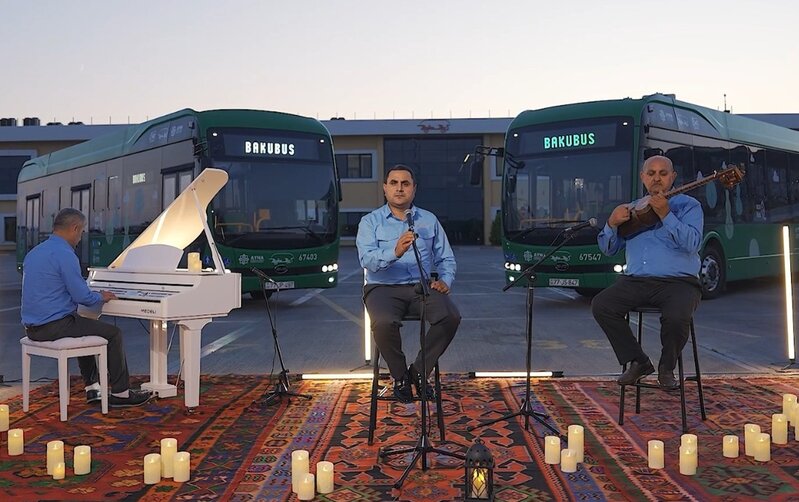 Avtobus sürücülərindən maraqlı performans - Biri oxudu, digərləri ifa etdi - Video