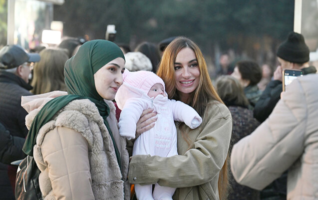 Leyla və Arzu Əliyevalar bulvarda - Fotolar