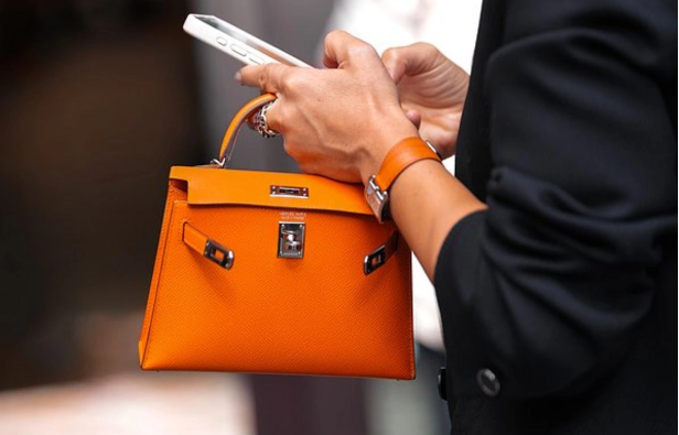 Lüks brend müştəriləri izləməkdə ittiham olundu