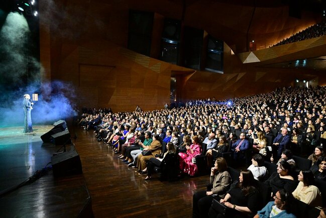 Nilüfər Konqres Mərkəzində sevgi və səmimiyyət dolu konsert proqramı ilə çıxış etdi - FOTOLAR