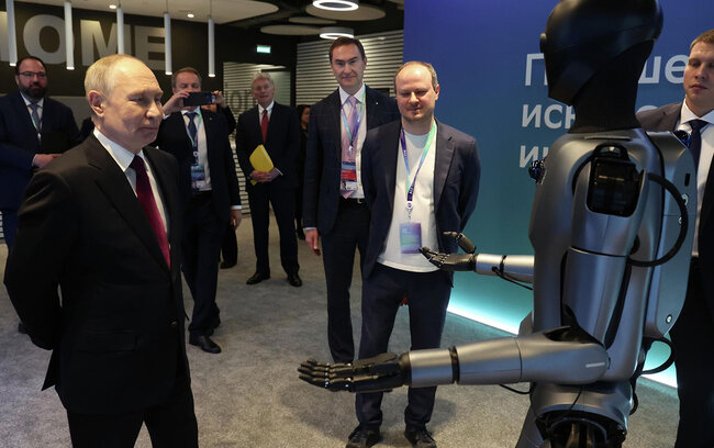Robot Putin üçün rəqs etdi - Video