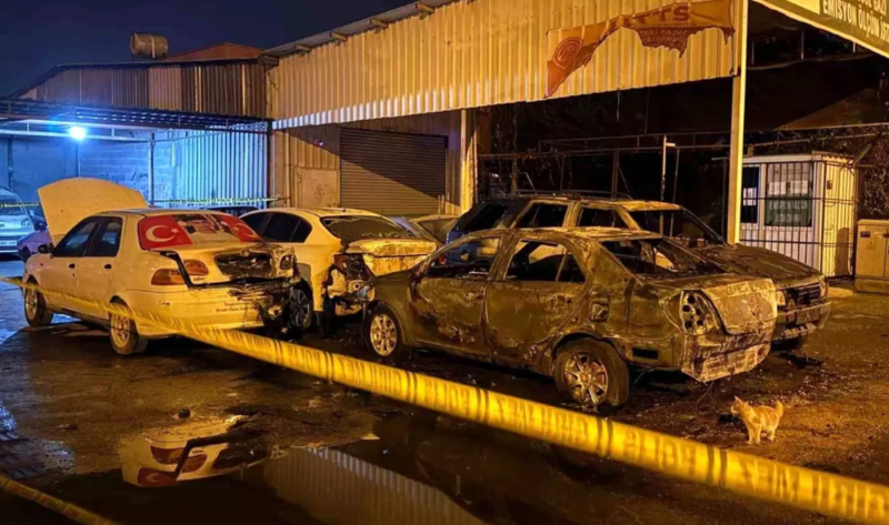 Sənaye ərazisində park edilmiş 5 avtomobil yandırıldı – polis şübhəlini axtarır