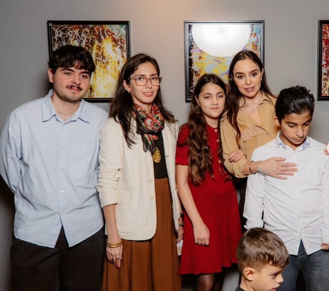 Leyla və Arzu Əliyevalar qızları ilə sərgidə... - Fotolar