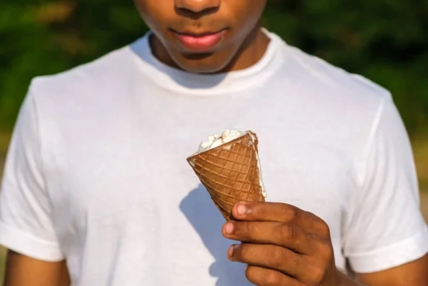 Dəhşətli hadisə: Dondurmanın içindən insan barmağı çıxdı