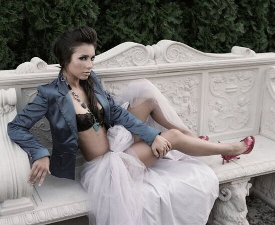 Allergiyaya görə iflic olan model on milyonlarla dollar təzminat aldı - FOTO