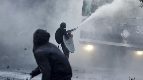 Çilidə tələbələrlə polis arasında toqquşma olub